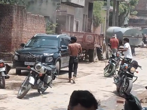 इस तस्वीर में साफ दिखाई दे रहा है कि एक गुट के कुछ युवक सरेआम तमंचे से फायरिंग कर रहे हैं।