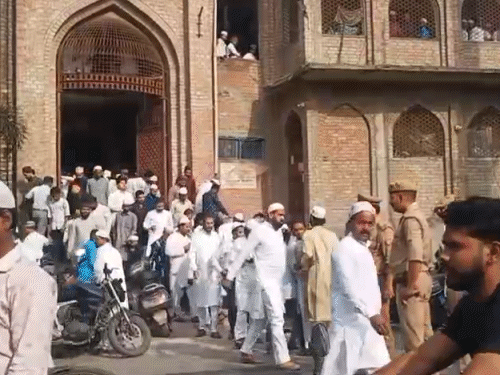वाराणसी में ईदगाह और मस्जिदों के बाहर पुलिस बल की तैनाती की गई है।