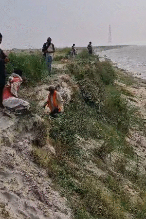 हादसे के बाद आसपास के लोग नदी किनारे इकट्ठा हो गए।