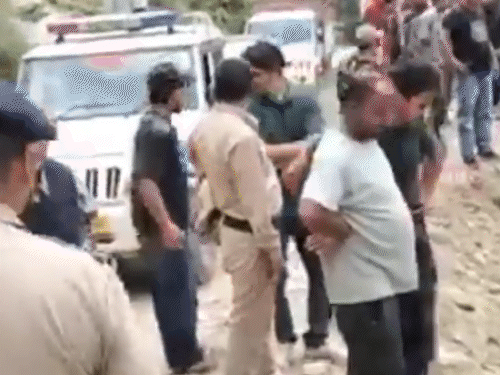 कुल्लू में सड़क से नीचे पलटी टाटा सुमो गाड़ी।