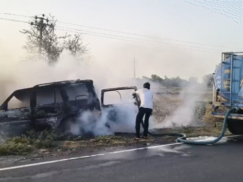 पुलिस ने आसपास से मंगाए गए टैंकरों से गाड़ी में लगी आग को बुझाया। घटना के कुछ देर बाद ही एसपी सहित कई बड़े अधिकारी मौके पर पहुंच गए थे।