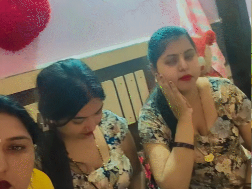 बहन और फ्रेंड के साथ सुमन (येलो शूट में)।