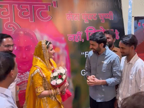 रुचि गुर्जर से कई लोग मिले और उनका सम्मान किया।
