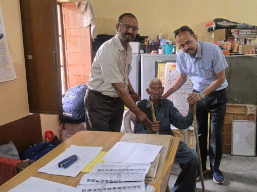 हमीरपुर जिला के सुजानपुर की दशमल पंचायत में 116 वर्षीय खड़कू राम ने दिया वोट। - Dainik Bhaskar