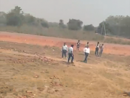 कड़ी मशक्कत के बाद वन अमला और दमकल टीम ने आग पर काबू पाया।