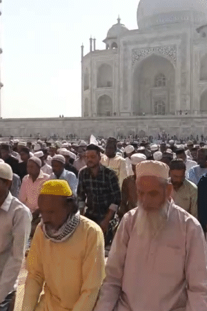 आगरा के ताजमहल परिसर में बकरीद की नमाज अदा की गई।