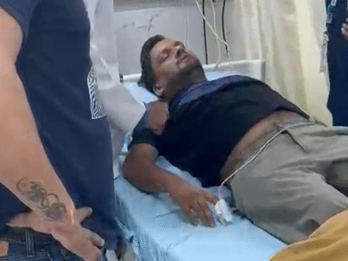 पड़ोसियों ने पुलिस की मदद से युवक को अस्पताल पहुंचाया।