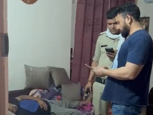 व्हाट्सएप ग्रुप में वीडियो देखकर पड़ोसी पहुंचे और पुलिस को सूचना दी।