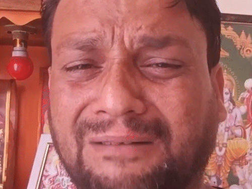 जहर खाने से ठीक पहले वेंकट वीडियो में रोते हुए अपना दर्द बयां कर रहे हैं.