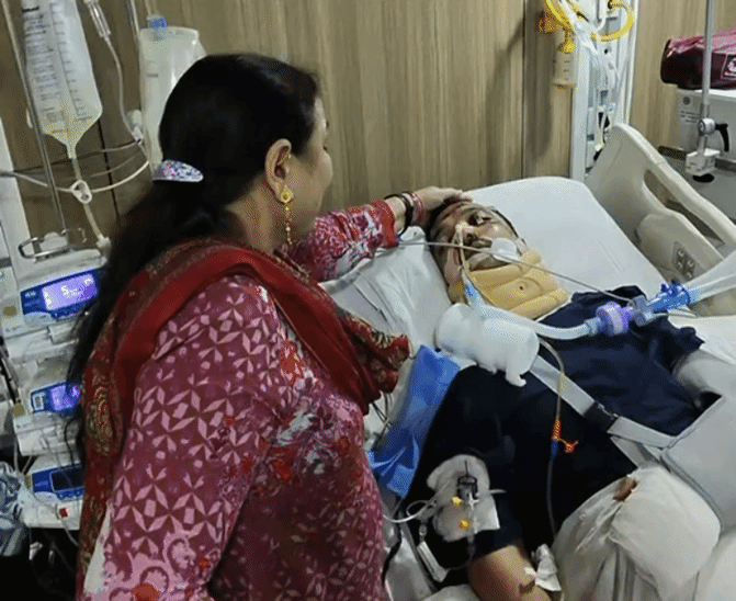 मां हर दिन अपने बेटे के सिर पर हाथ फेरती है और उम्मीद करती है कि आज उसे होश आ जाएगा.