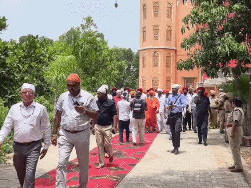 CM मान शाहकोट स्थित निर्मल कुटिया सीचेवाल पहुंचे।