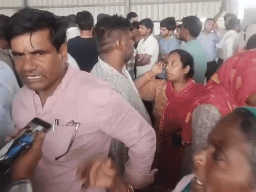 सुपर-100 स्कूल में हंगामा करते अभिभावक।