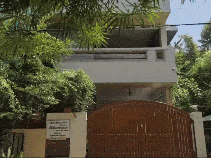सीबीआई की टीम ने गिरिबाला सिंह के घर के एक कमरे में उनसे पूछताछ की।