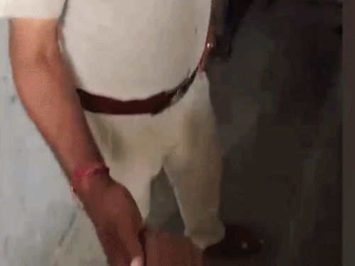 वीडियो में पैसे लेते दिख रहा ASI। - Dainik Bhaskar