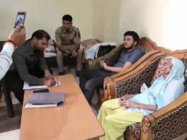 दो दिन से कमरा बंद होने की सूचना पर पुलिस टीम पहुंची।