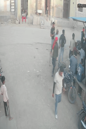 आधा घंटे तक ईंट पत्थर चलने के बाद किसी तरह मामला शांत हो गया।