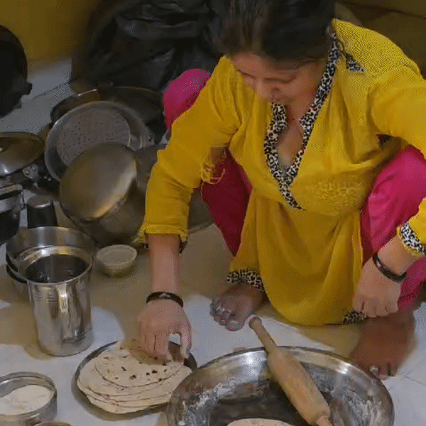 पति का शव घर में पड़ा हुआ था. पत्नी रसोई में रोटियाँ बनाती रही।