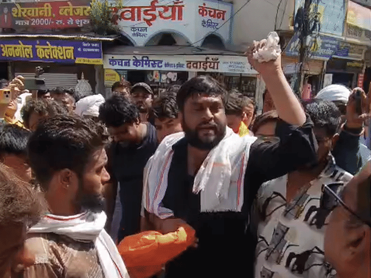 हिंदू संगठन के कार्यकर्ताओं ने शहर में सड़क जाम कर विरोध प्रदर्शन किया