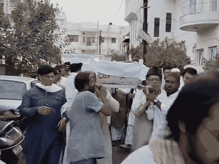 डॉ. बशीर बद्र के जनाजे में बड़ी संख्या में लोग शामिल हुए।