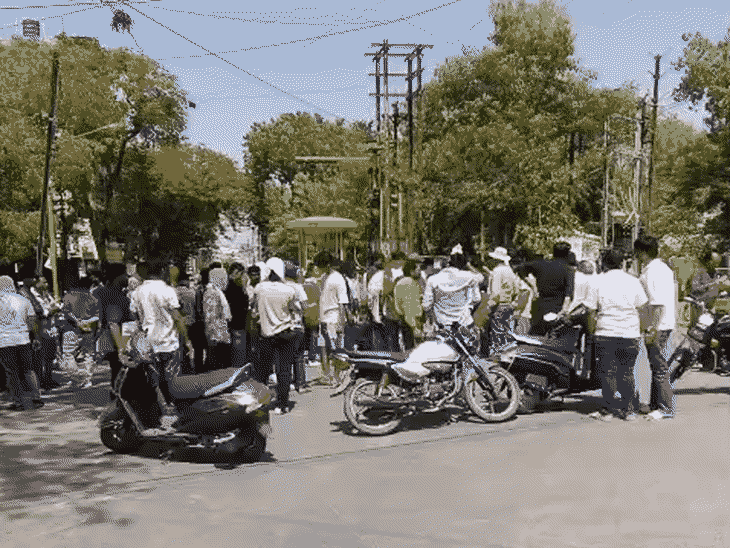बढ़ते तनाव के बीच रतलाम में बड़ी संख्या में हिंदू संगठन के कार्यकर्ता जुटे.