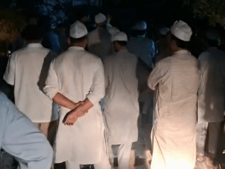 डॉ. बशीर बद्र को सुपुर्द-ए-खाक कर दिया गया। परिवार के सदस्य और स्थानीय निवासी शामिल हुए।