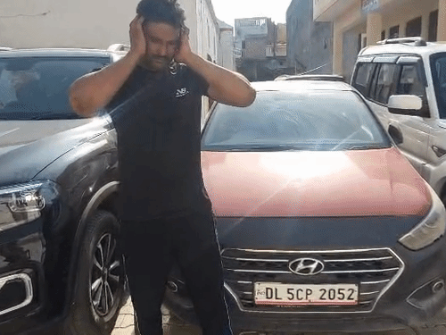 चारों आरोपियों ने कान पकड़कर माफी मांगी।