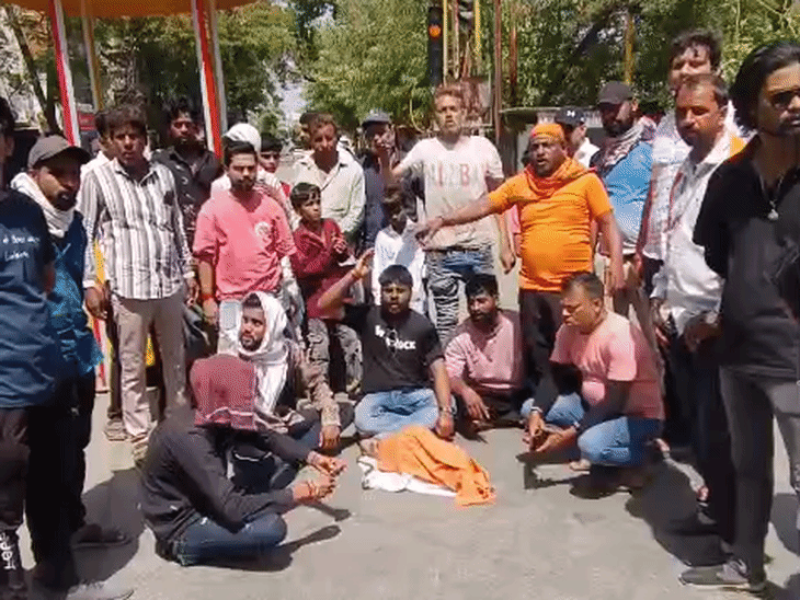 प्रदर्शनकारियों ने गाय के अवशेष सड़क पर रख दिए और प्रशासन के खिलाफ नारे लगाए।