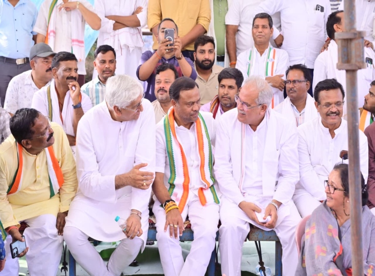 सरकार और प्रशासन के खिलाफ विरोध प्रदर्शन पर बैठे थे कांग्रेस नेता।