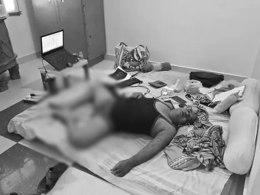 अर्धनग्न हालत में मिला व्यापारी का शव.