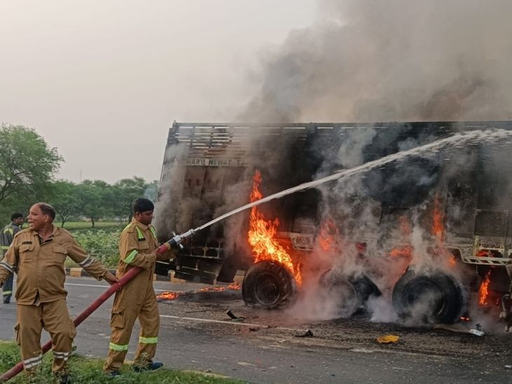 टक्कर होने के बाद मक्का लदा ट्रक पूरी तरह से जल गया।