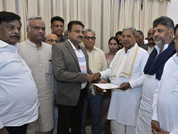 लोकभवन में जब सिद्धारमैया इस्तीफा दे रहे थे, तब उनके साथ डीके शिवकुमार, प्रियांक खड़गे और कई मंत्री मौजूद रहे।