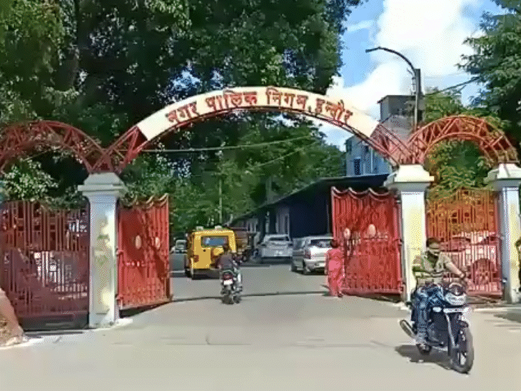 नगर निगम अमले ने छावनी क्षेत्र में कार्रवाई की है.