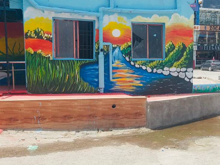 अरेरा कॉलोनी के सुलभ शौचालय की बाहर से तस्वीर।