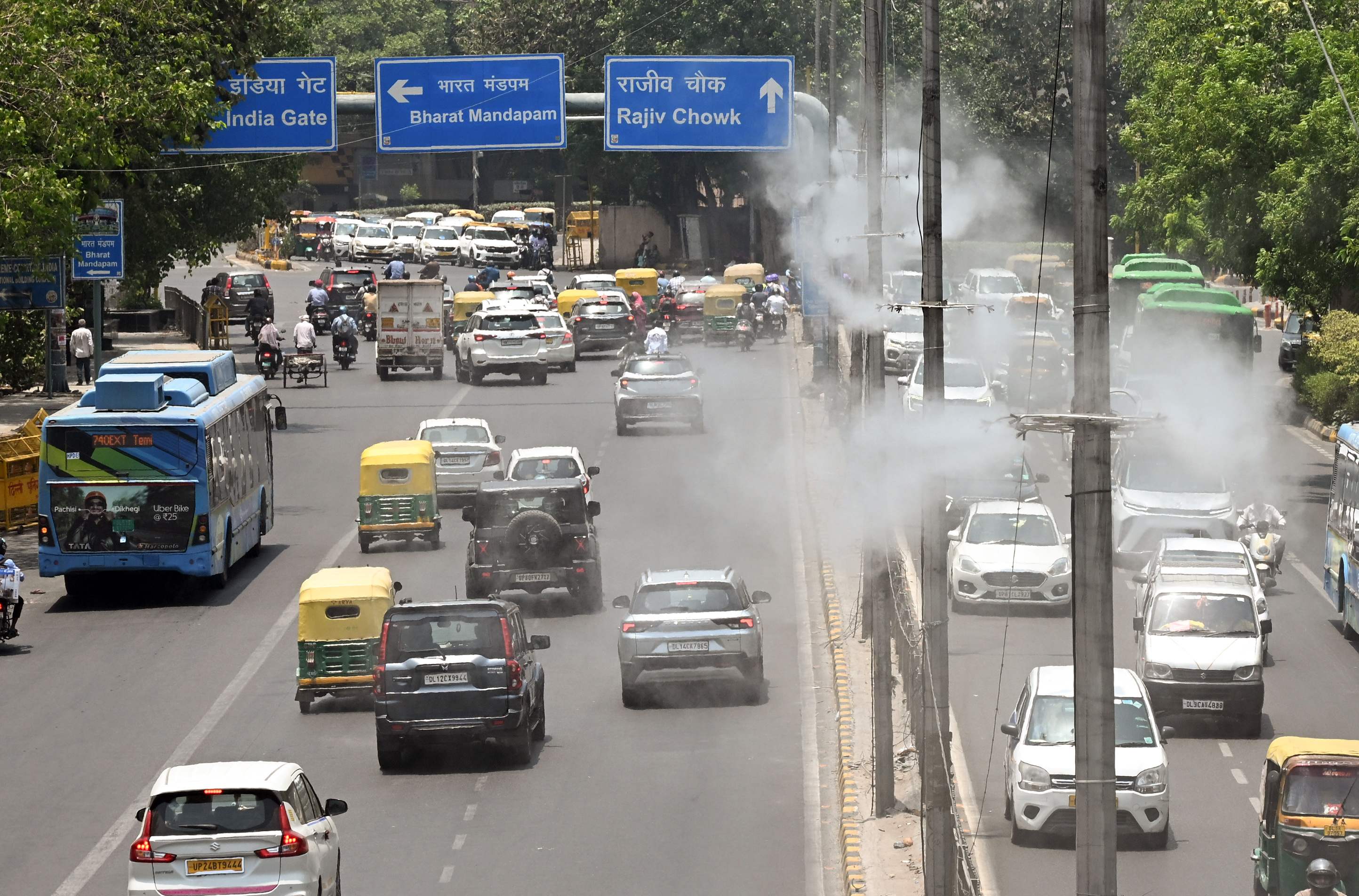 दिल्ली के आईटीओ रोड पर पानी के फव्वारे लगाए गए हैं ताकि लोगों को राहत मिल सके