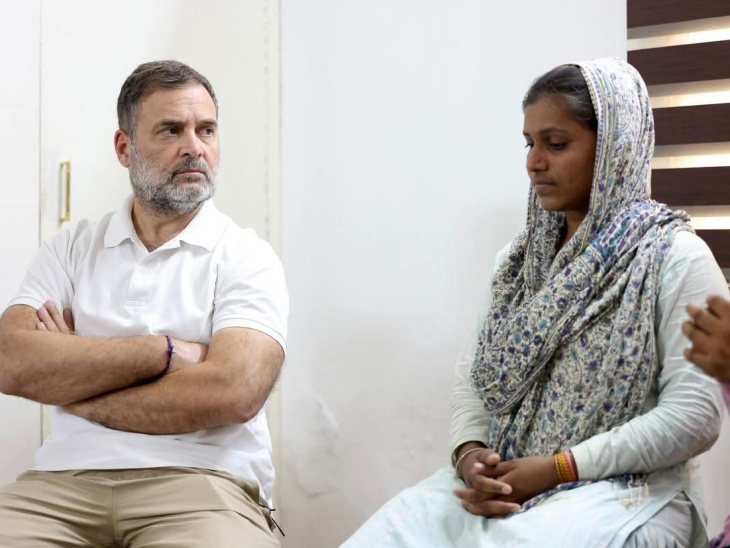 राहुल गांधी ने परिवार से करीब आधे घंटे तक मुलाकात की. फोटो में प्रदीप की बहन बबीता से बात करते हुए।