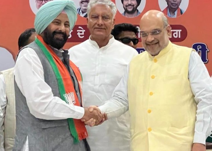 पंजाब भाजपा के पूर्व प्रधान सुनील जाखड़ (बीच में) ने नवनियुक्त प्रधान केवल ढिल्लों (बाएं) को शुभकामनाएं दी हैं। - फाइल फोटो