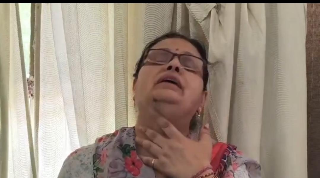 चोट दिखाती महिला किरण।