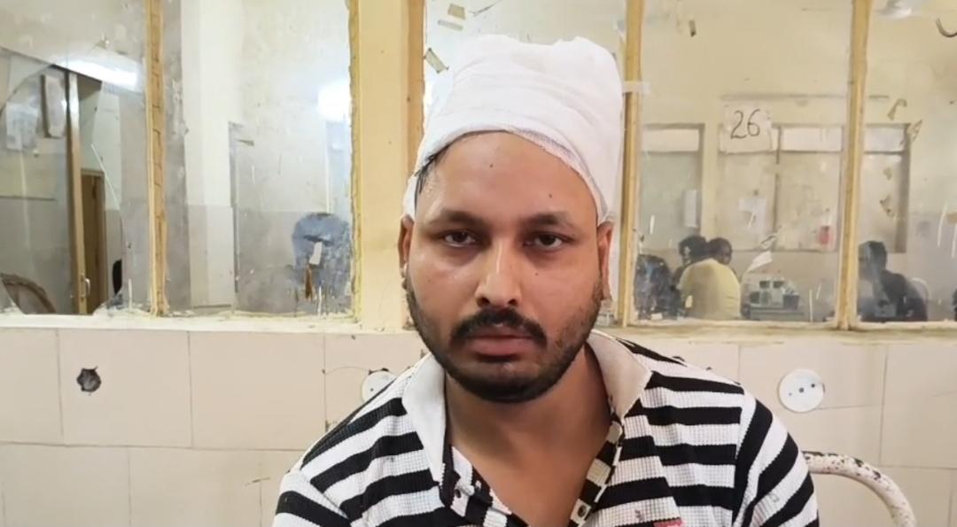 अस्पताल में भर्ती घायल करण शर्मा।