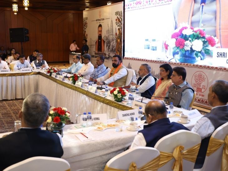 मुख्यमंत्री सम्राट चौधरी दिल्ली में बिहार कैडर के IAS-IPS अफसरों के साथ बैठक करते हुए।