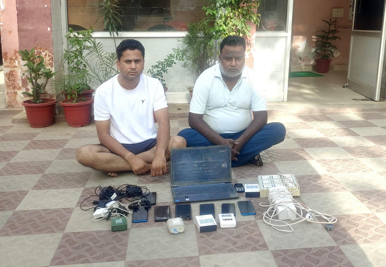 गिरफ्तार आरोपियों में मक्खन लाल सैनी (42) निवासी चौमूं जयपुर और सुरेन्द्र सैनी (40) निवासी पीपराली रोड सीकर शामिल हैं।