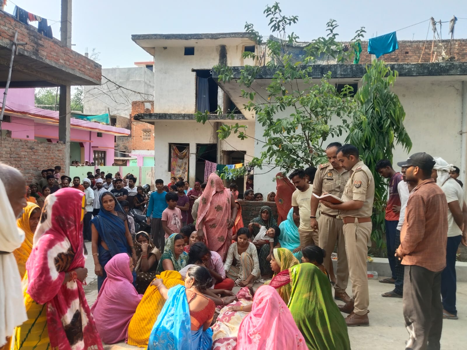 मौके पर पहुंची पुलिस ने मनोज के घरवालों ने बात की। उन्होंने बताया कि हम लोग जगाने गए, तो उसकी मौत हो चुकी थी।
