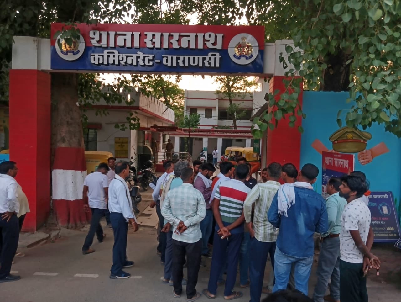 मनोज के घरवालों ने सारनाथ थाने पहुंचकर हंगामा किया। इसके बाद पुलिस ने मुकदमा दर्ज कर लिया।