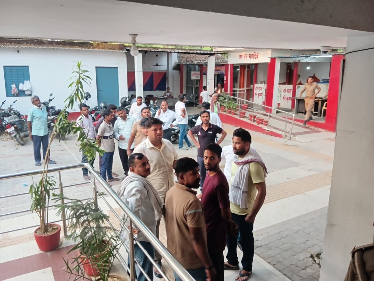पुलिस ने शव को पोस्टमॉर्टम के लिए भेजा, तो मनोज के घरवाले वहां पहुंच गए।