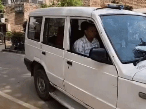 फतेहाबाद के सिविल अस्पताल में मेडिकल के बाद सुमन को कोर्ट में लेकर जाती पुलिस।