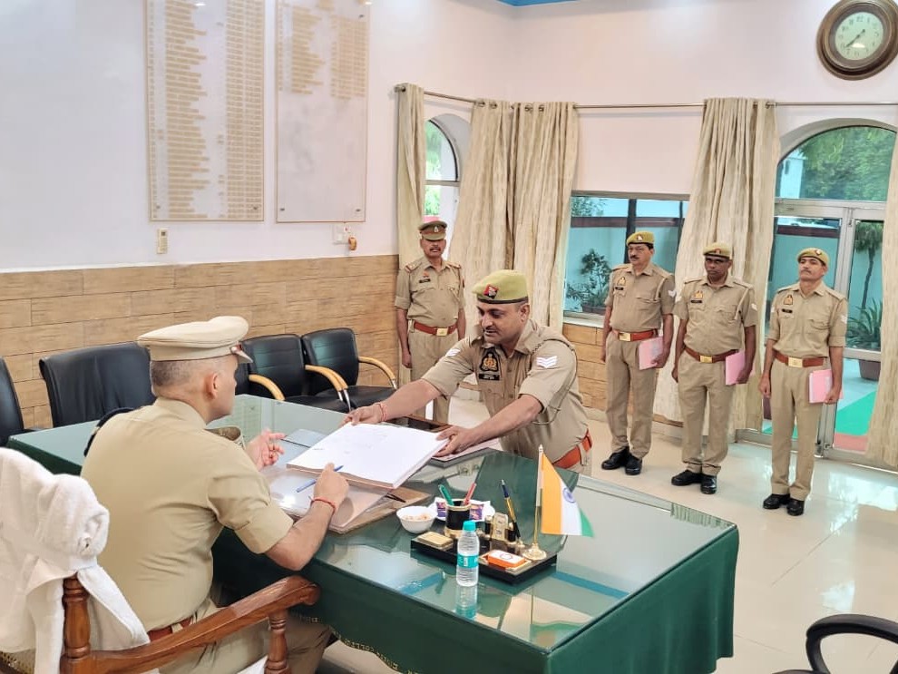 Aligarh Police Line SSP Inspection | Guard Commanders Scolded, Strict ...