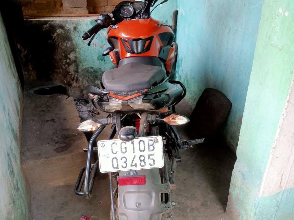 लोगों ने पकड़ने की कोशिश की तो युवक बाइक छोड़कर भाग निकला।