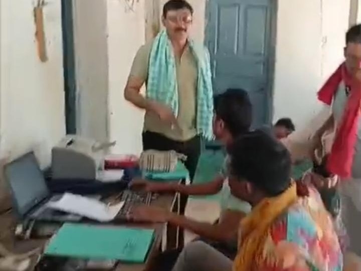 कार्रवाई करती हुई ACB की टीम
