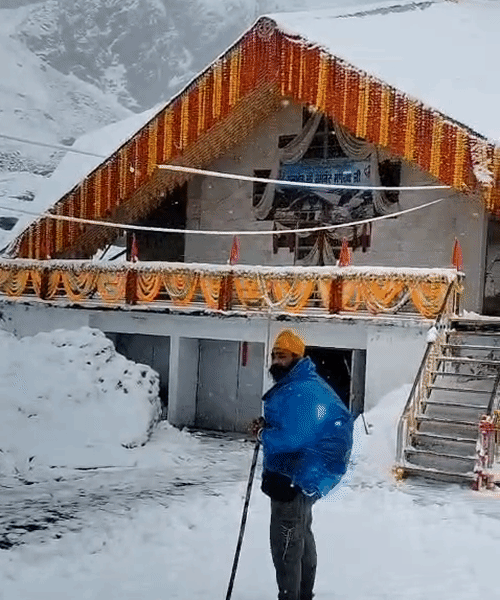 उत्तराखंड के हेमकुंड साहिब में शुक्रवार को बर्फबारी हुई।