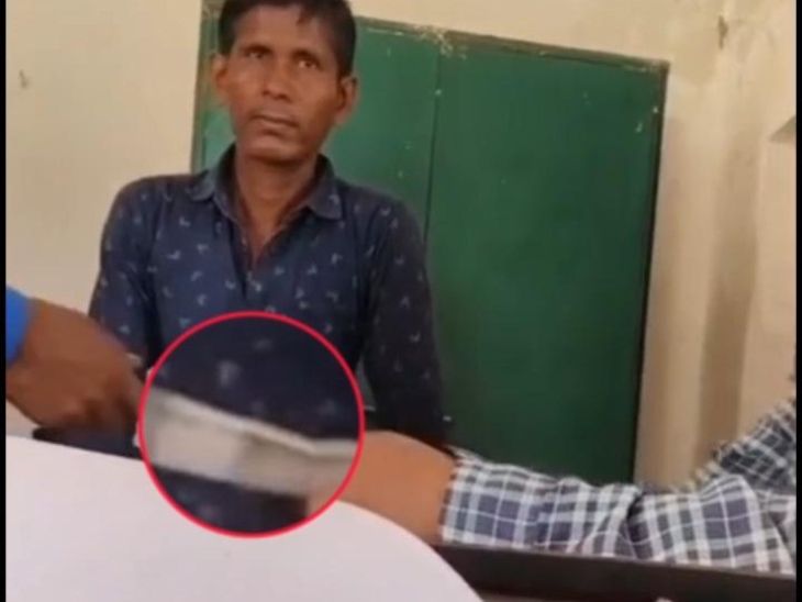 वायरल वीडियो में ग्रामीणों से पैसे लेते साफ दिख रहा है पटवारी