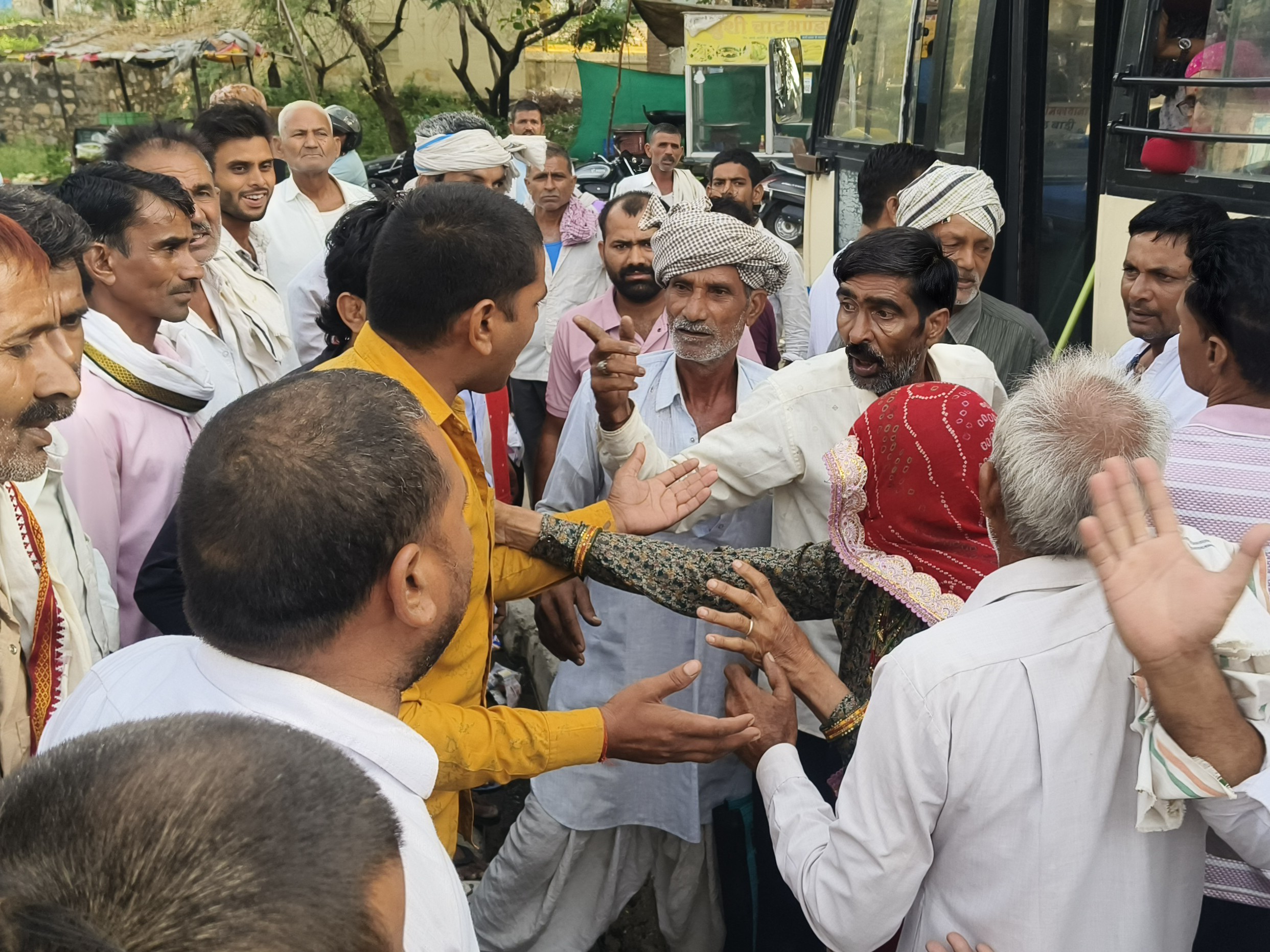 सड़क पर करीब 20 मिनट तक हंगामा चलता रहा।